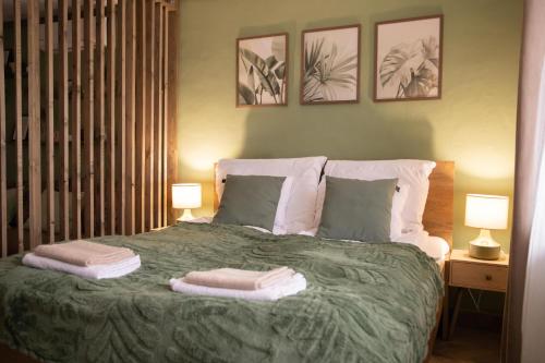 Postel nebo postele na pokoji v ubytování Árnyaskert Vendégház