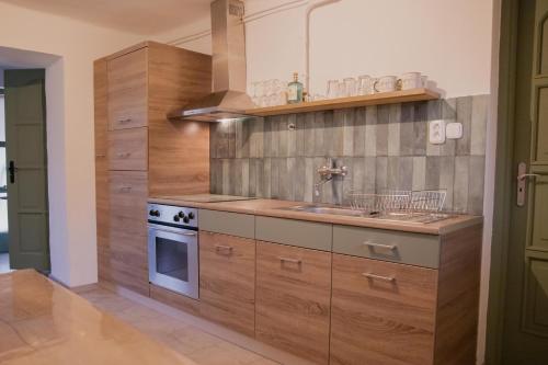 Kuchyň nebo kuchyňský kout v ubytování Árnyaskert Vendégház