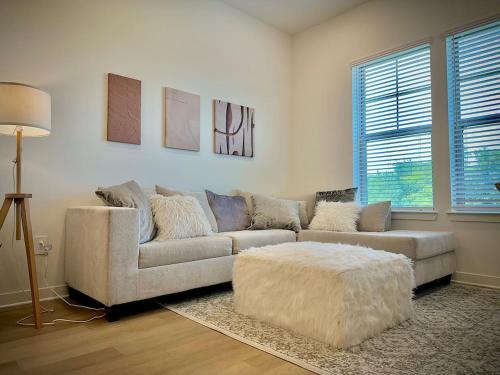 een woonkamer met een bank en een raam bij Modern WorkerFriendly WasherPoolGym Wifi in Sherman
