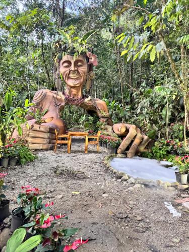 Um jardim no exterior de Refugio la Arboleda