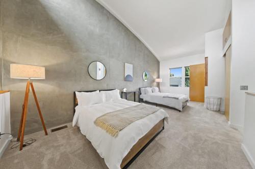 Una cama o camas en una habitación de New York Style Penthouse in the heart of the city