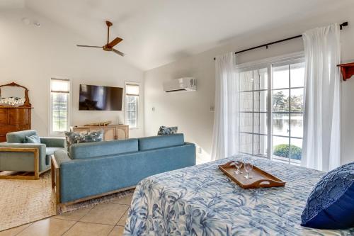 Fruitlandにある2 Mi to Dtwn! Waterfront Gem on Wicomico Riverの青いソファとベッドのあるリビングルーム