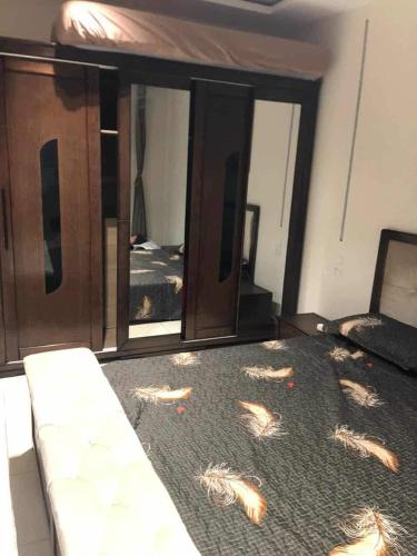 Ένα ή περισσότερα κρεβάτια σε δωμάτιο στο Roche -Marine -Bougie