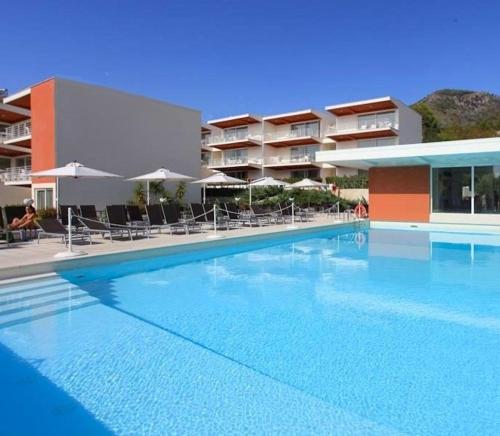 une grande piscine devant un immeuble dans l'établissement Sporting Club Resort, à Praia a Mare