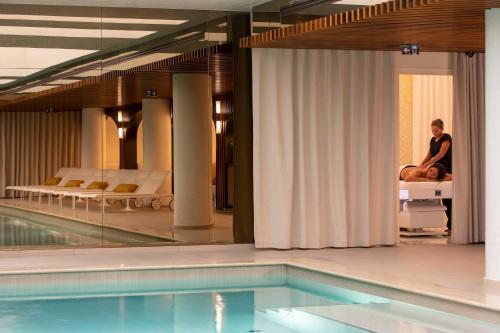 Hôtel D'Aubusson — Pool view