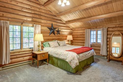 Postel nebo postele na pokoji v ubytování Along Big Wood River Hailey Family Cabin with Yard