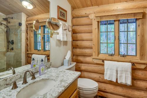 Koupelna v ubytování Along Big Wood River Hailey Family Cabin with Yard