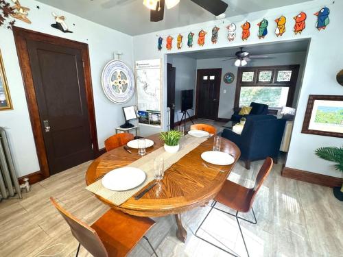 Χώρος καθιστικού στο Near Downtown, Tremont, Ohio City, and central!