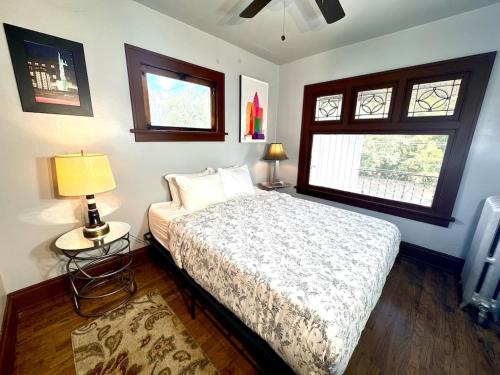 Ένα ή περισσότερα κρεβάτια σε δωμάτιο στο Near Downtown, Tremont, Ohio City, and central!