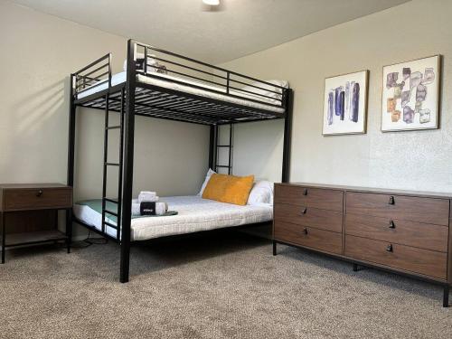 谢尔曼Pool A plus Location PublicLaundryAccess LongStay Discounts的一间卧室配有双层床和梳妆台