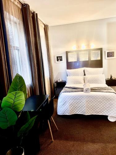 a bedroom with a bed and a desk and a window at Mapungubwe Diamond's hotel in Johannesburg
