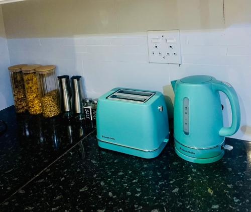 Příslušenství pro přípravu čaje a kávy v ubytování The Treat Manzini