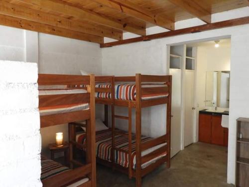 2 letti a castello in una camera con cucina di San Jerónimo River Lodge a Lunahuaná