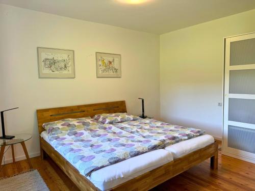 a bedroom with a bed and a table and a window at Salzkammergut Homes Gmunden - Haus im Grünen, Ruhe, großer eingezäunter Garten - ideal für Familien und Hunde in Pinsdorf