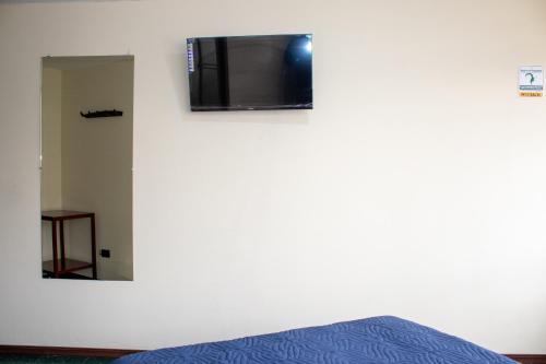 Μια τηλεόραση ή/και κέντρο ψυχαγωγίας στο Hotel Inti Raymi