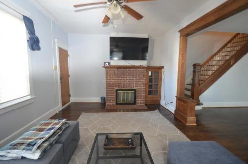 TV a/nebo společenská místnost v ubytování Spacious 3 Family, Parking, Laundry, BBQ, RU, RWJ