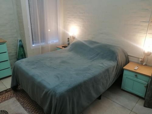 un letto in una camera da letto con due comodini e due lampade di Casa playa Lago Merin a Lago Merin