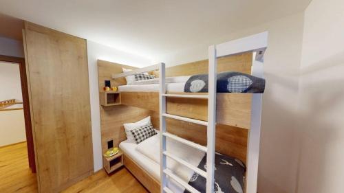 En eller flere køjesenge i et værelse på Cozy Alpine Apartment - Malbun Center
