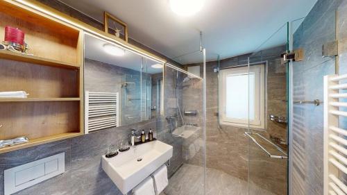 Et badeværelse på Cozy Alpine Apartment - Malbun Center