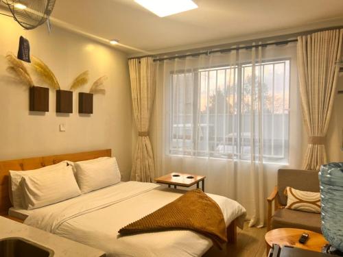 Postel nebo postele na pokoji v ubytování Indesign makumbi Apartment