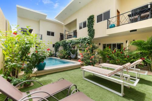 ein Hinterhof mit einem Swimmingpool und einem Haus in der Unterkunft Pierre and Colors TAMARINDO Adults only in Tamarindo