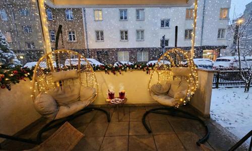 two chairs sitting on a porch in the snow at NEU - 4 Zimmer, 4 Betten, 5 Min zum HBF, Terrasse, 160qm in Augsburg