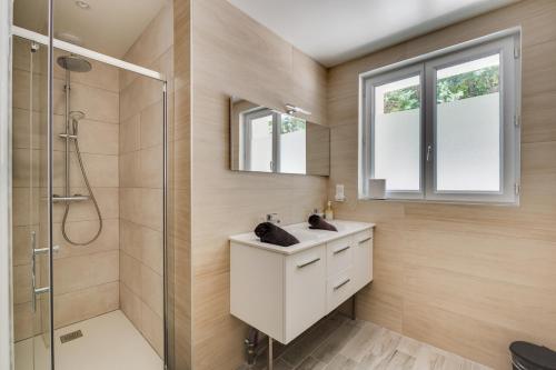 a bathroom with a sink and a shower at Loft Paradis ~Jacuzzi privatif~ Séjour amour in Vieille-Toulouse