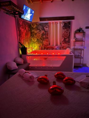 Cette chambre comprend un lit et une cheminée avec des lumières rouges. dans l'établissement Al Baglio Apartments, à Partinico