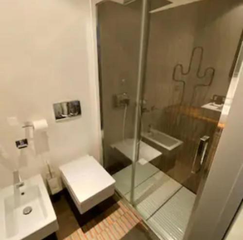 un bagno con doccia, lavandino e WC di Apollo Theater Palace Lecce Exclusive Terrace a Lecce