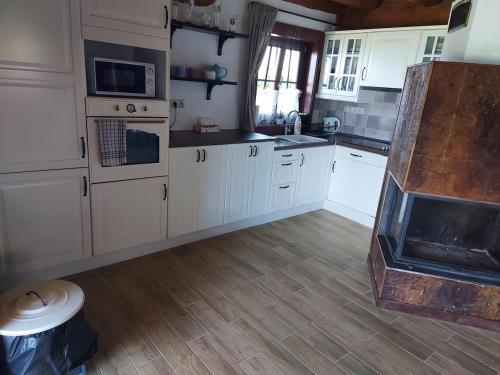 Kuchyň nebo kuchyňský kout v ubytování Zrub JESPER