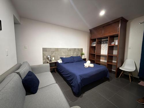 a bedroom with a bed and a couch at Lofts de Mexiamora in Guanajuato