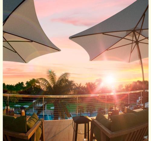 un patio con sedie e ombrelloni su un balcone di Mirantes Resort Mirantes Caminho do Mar a Parnamirim