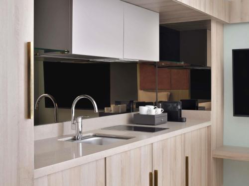 Η κουζίνα ή μικρή κουζίνα στο Mövenpick Hotel Tahlia Jeddah