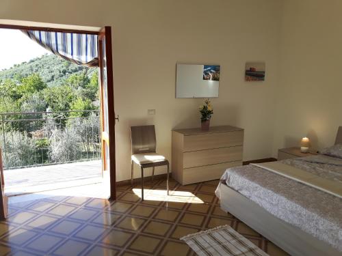 una camera da letto con un letto e una porta scorrevole in vetro di La Casa del Sole a Vico Equense