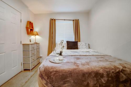 莫雷诺谷Nurse-Ready Rental 10 Mi to Dtwn Riverside!的一间卧室，配有一张大床和一扇窗户。