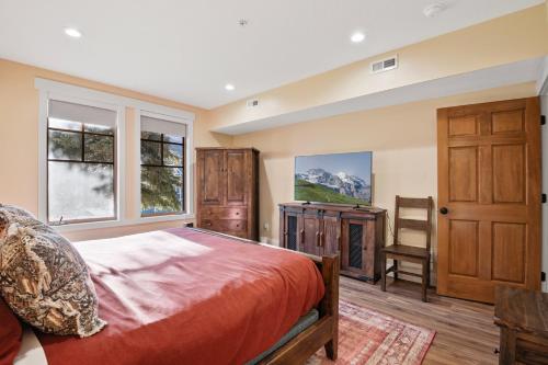 una camera da letto con un letto, una scrivania e una sedia di Town Point Condos by Park City Vacations a Park City