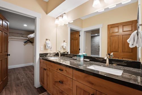 un bagno con un lavandino e un grande specchio di Town Point Condos by Park City Vacations a Park City