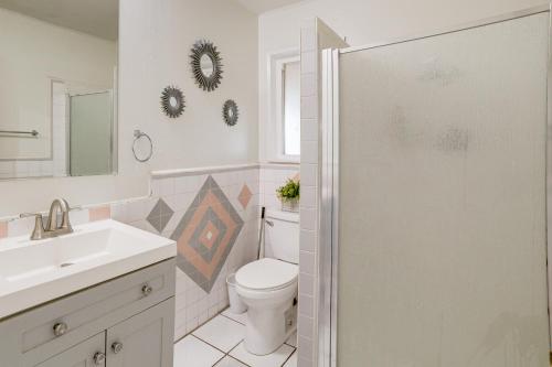 Un baño con inodoro, lavabo y ducha. en Work and Play! Studio 7 Mi to Dtwn San Bernardino, en Rialto