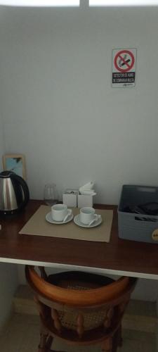 Una mesa con dos platos y un cartel en la pared. en GR Hotel, en La Rioja