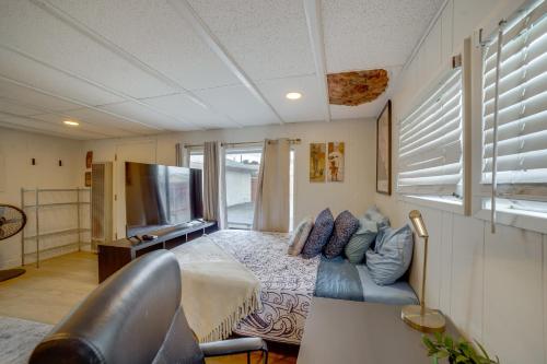 Χώρος καθιστικού στο 5 Mi to Dtwn Riverside and Hospital! Remote-Work Hub