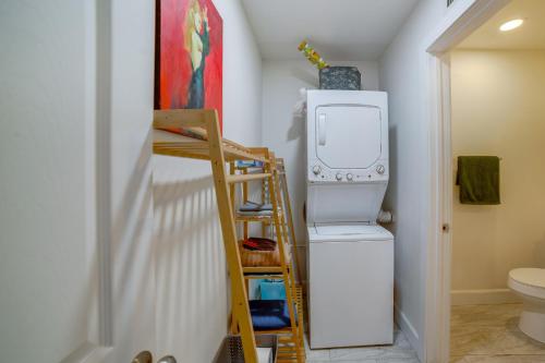 Ένα μπάνιο στο 5 Mi to Dtwn Riverside and Hospital! Remote-Work Hub