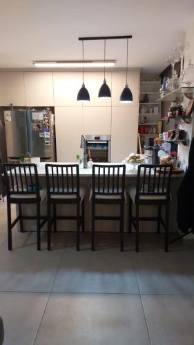 cocina con mesa y 4 sillas en Sarin room, en Yehud