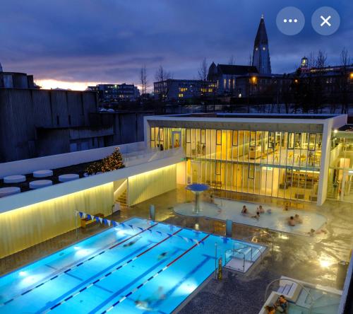 Bazén v ubytování Ice Apartments Luxury Ocean View nebo v jeho okolí