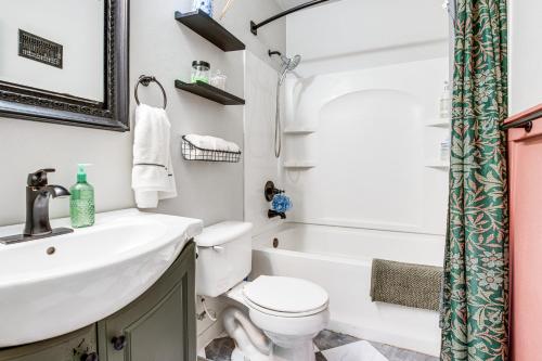 Koupelna v ubytování Updated and Charming! Waterloo Home with Patio