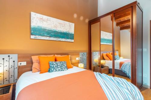 La Campachalet en san justo的有两张床和一面大镜子的卧室