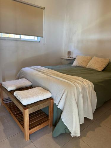 Un dormitorio con una cama grande y una ventana. en Esmeralda, en San Benito