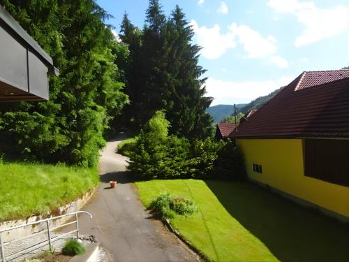 an overhead view of a house and a driveway at Waldrefugium nahe Gmunden - Ferienapartment für Familie und Hund in Pinsdorf
