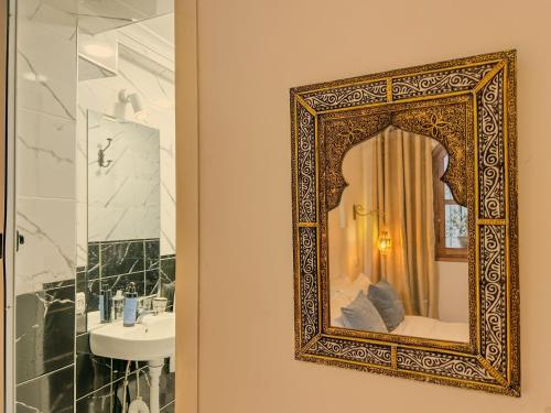 a bathroom with a mirror and a sink at Maison traditionnelle totalement privée au médina in Chefchaouene