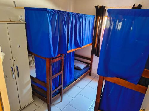 En eller flere senge i et værelse på Hostel casa da ana