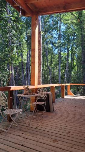 Ein Balkon oder eine Terrasse in der Unterkunft Refugio en Los Arrayanes